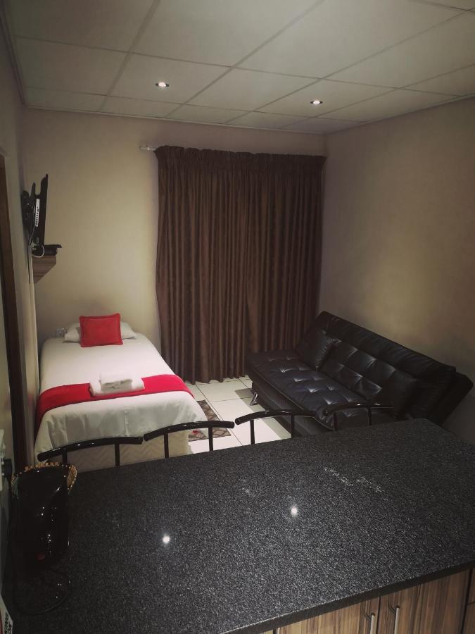 Aaa Rose Garden Guesthouse Mookgophong Exterior photo