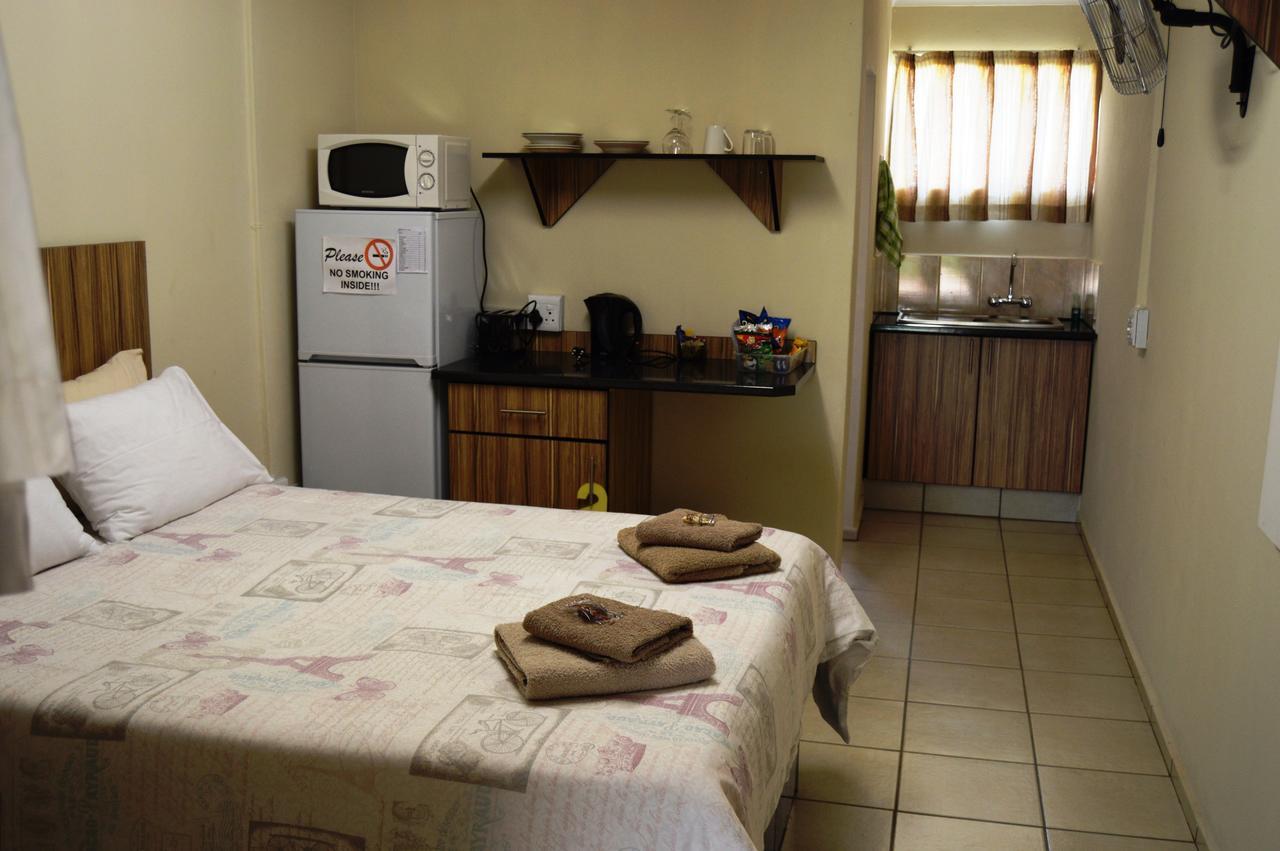 Aaa Rose Garden Guesthouse Mookgophong Exterior photo