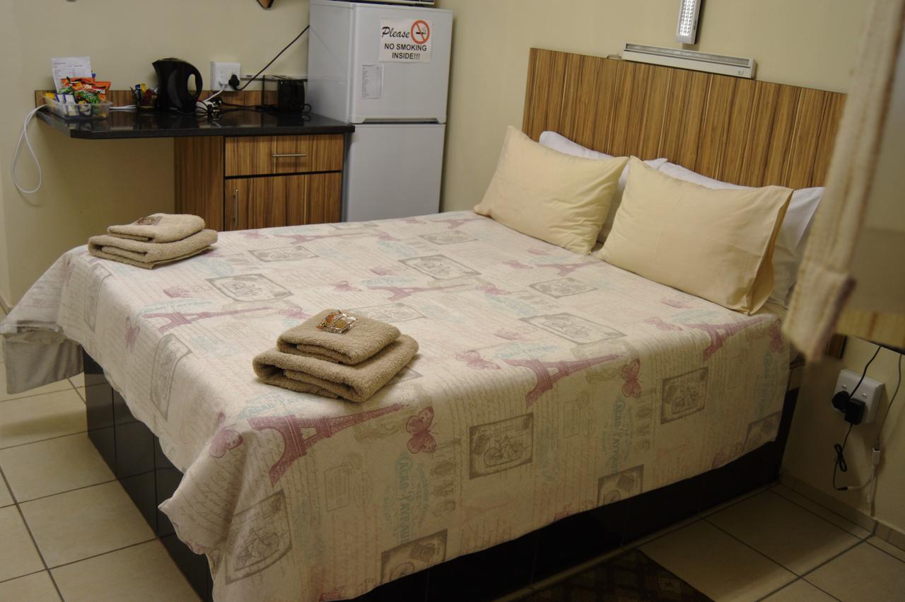 Aaa Rose Garden Guesthouse Mookgophong Exterior photo